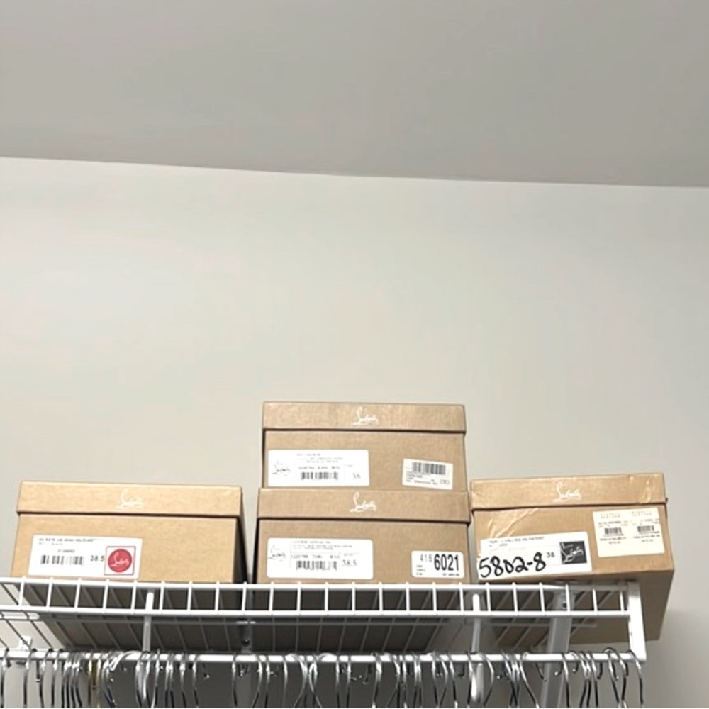 1 set of 4 shoe boxes